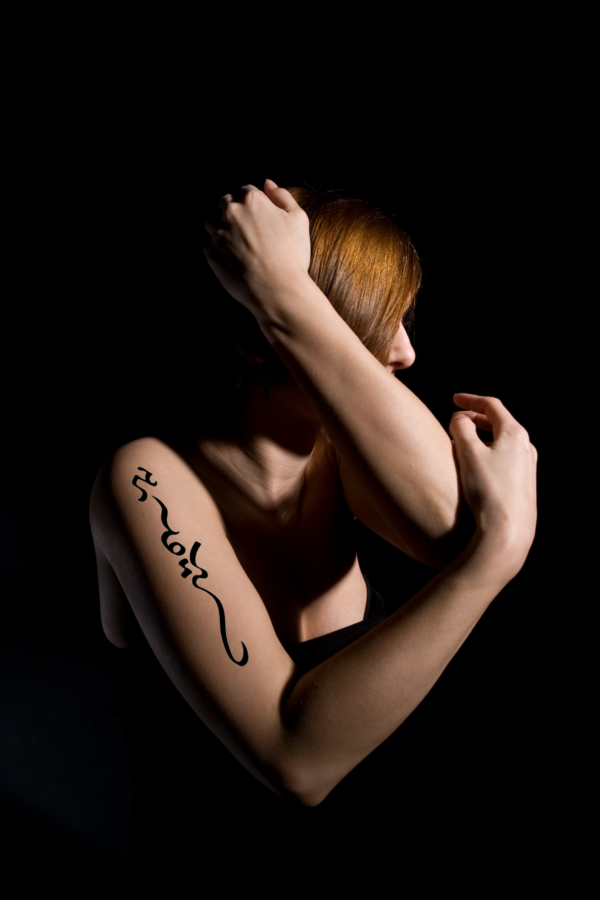 tatouage vertical bras femme