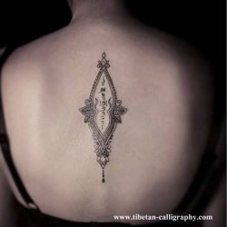 tatouage fille femme écriture dos