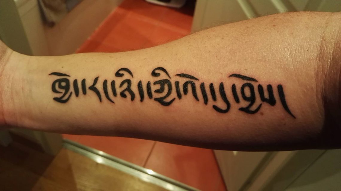 Design tibétain pour un tatouage de qualité écriture des moines