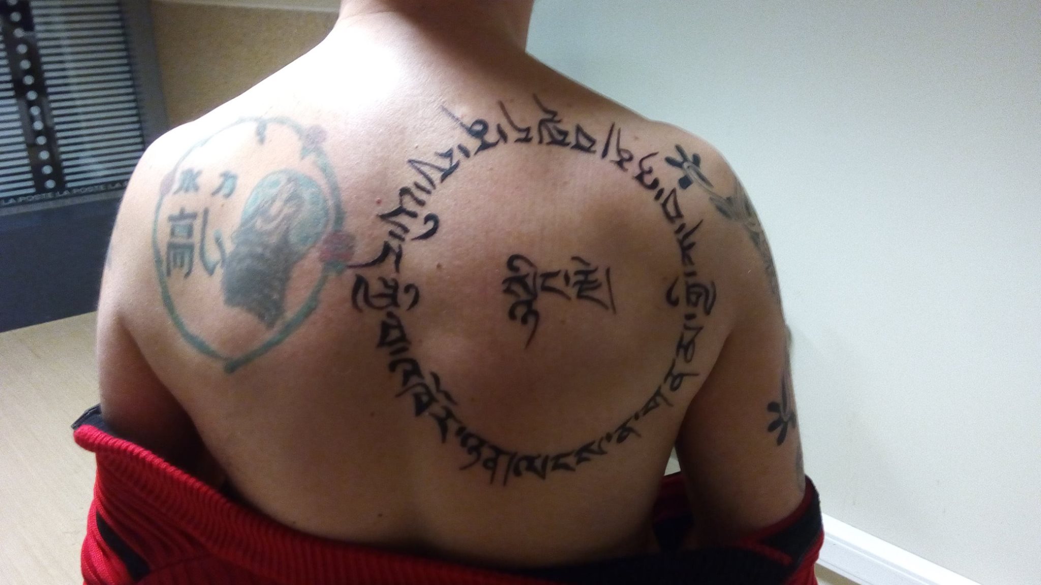 Tatouage tibétain en cercle, design revisité de la calligraphie
